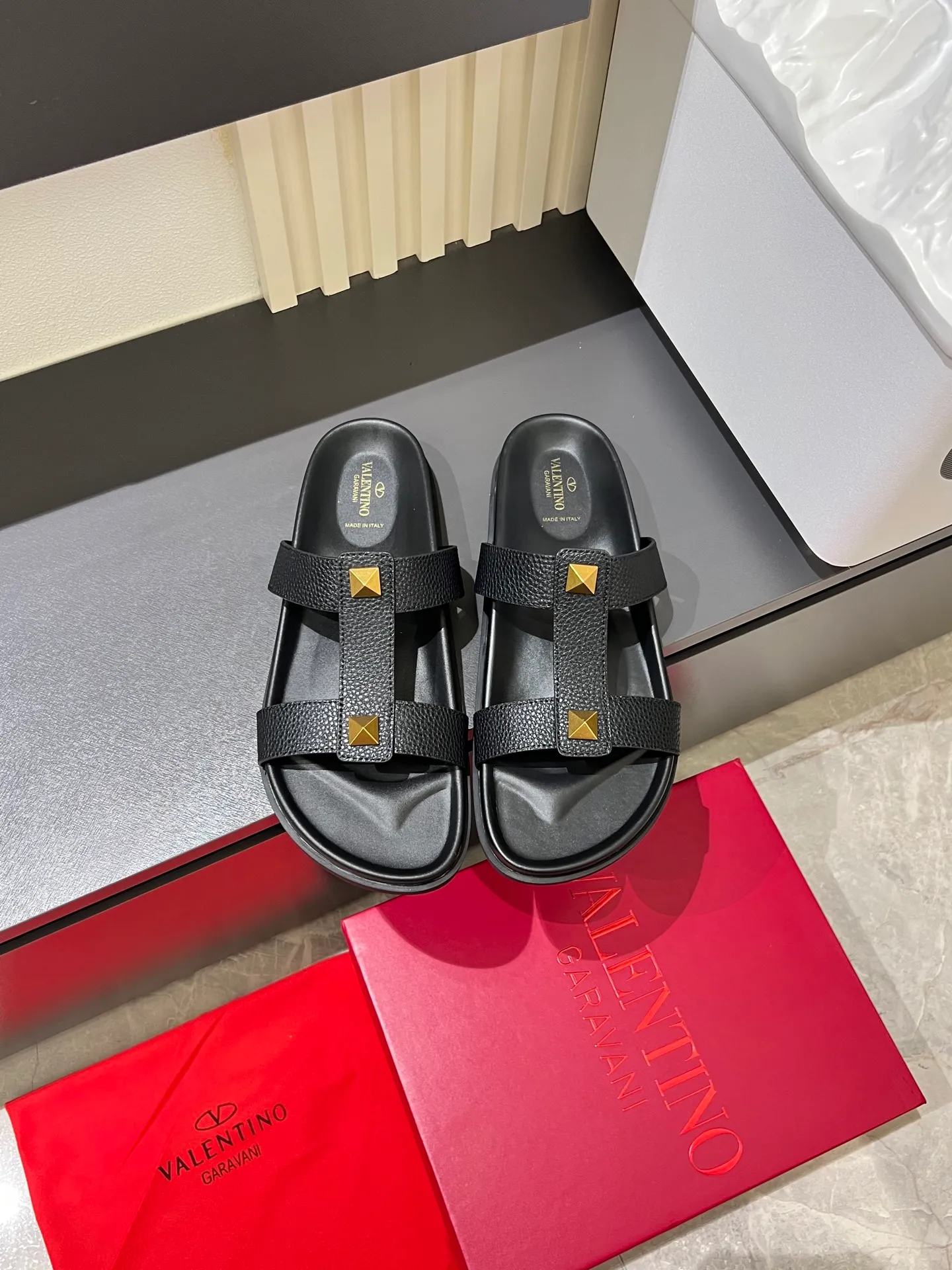 Men's shoes 💰p300 VALENTINO Men's 🧍‍♂️ Spring and summer new style metal logo flat slippers, elegant sandals, the same style worn by celebrities, original molding, imported calfskin. Rubber outsole. Soft and durable, full set of counter packaging size: 39-44 (.45.46 customized)